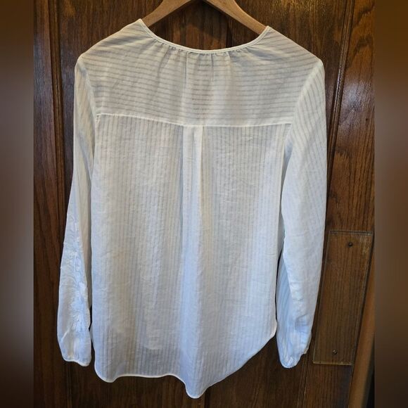 Simply Vera Wang Ivory Long Sleeve Tie Front Blouse with Floral Accents. XSMALL - Picture 6 of 10